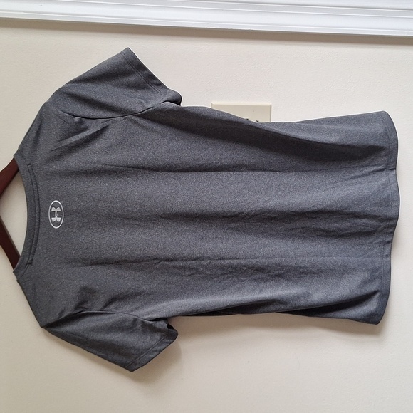 3/$20 Under Armour Women's Charcoal V-Neck Tee Size L - Picture 3 of 5